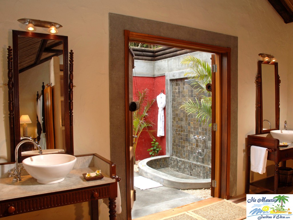 Salle-de-Bain-Suite-Dame-Creole-et-sa-douche-a-ciel-ouvert