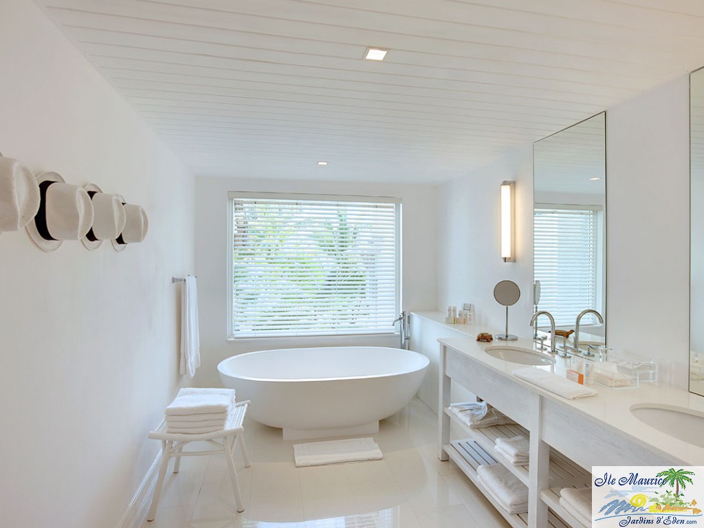 LBM_HONEYMOON_SUITE1_BATHROOM_1