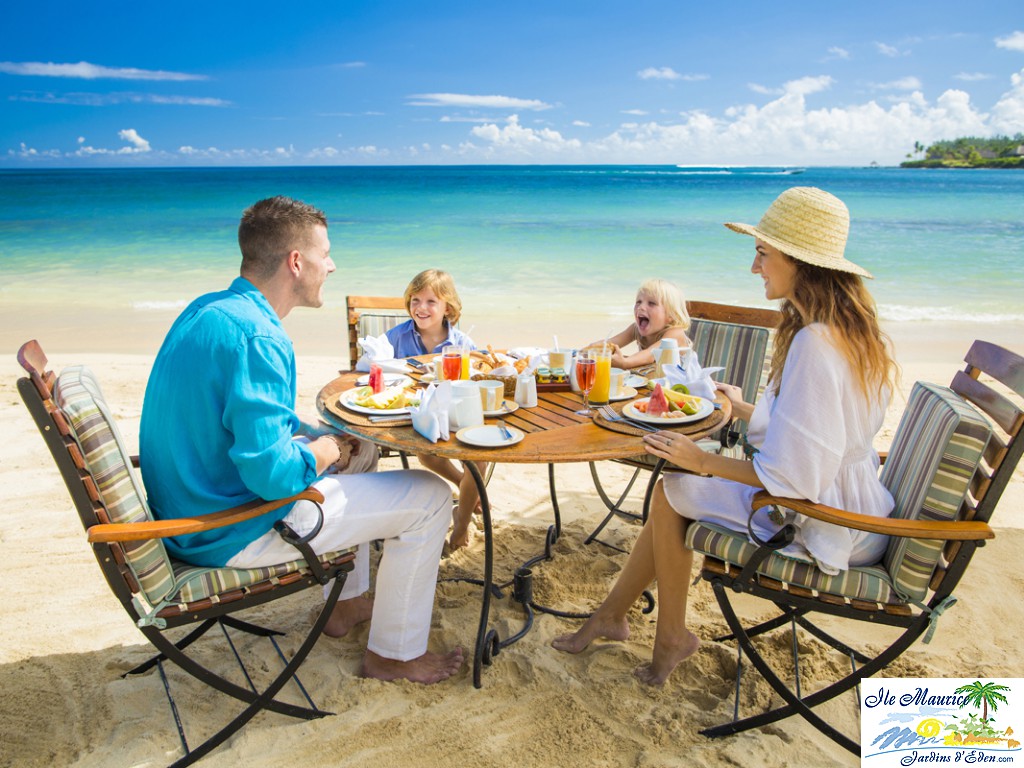 Family beach breakfast