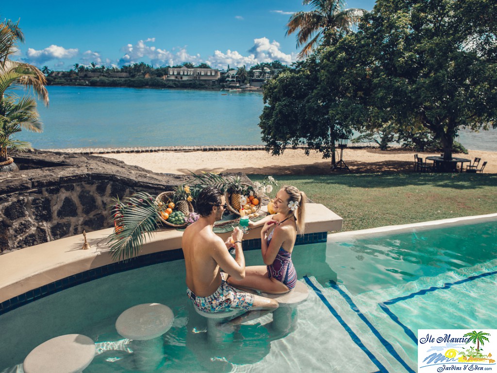 Pool Up Bar Couple