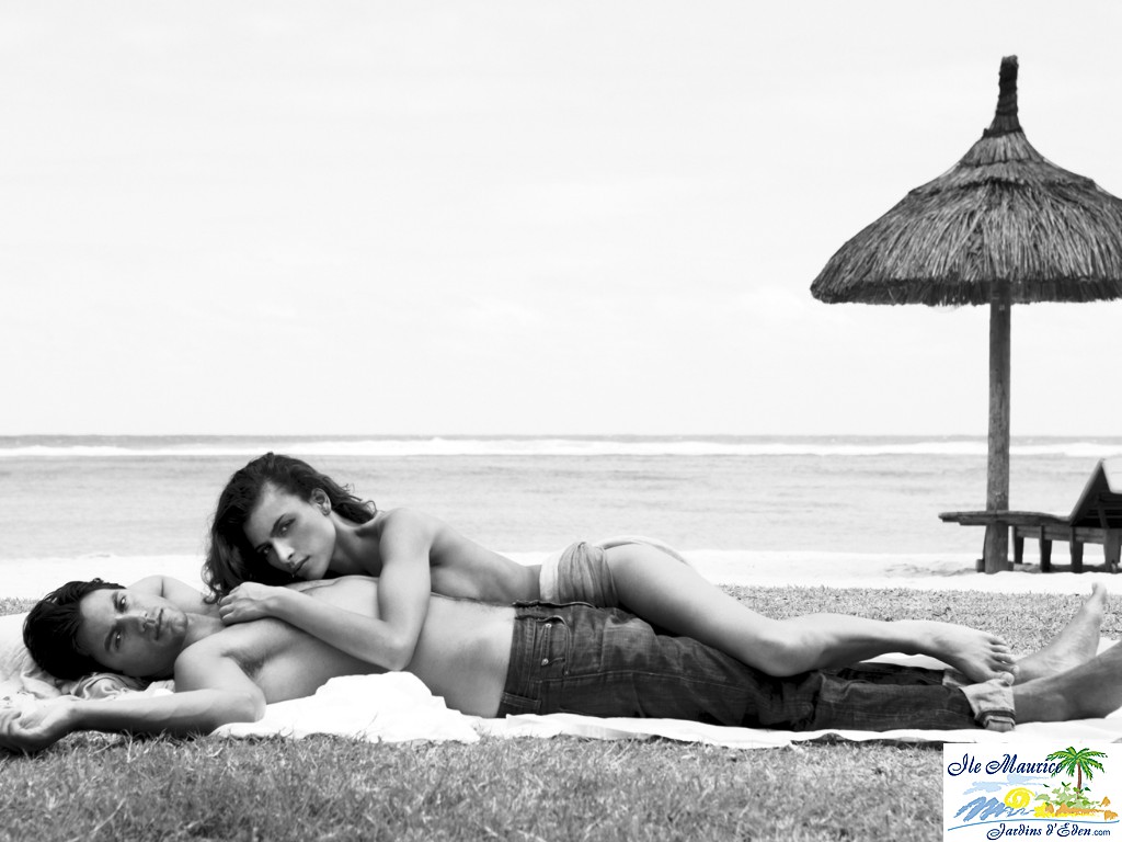 SHM_Beach_Couple_S_RGB