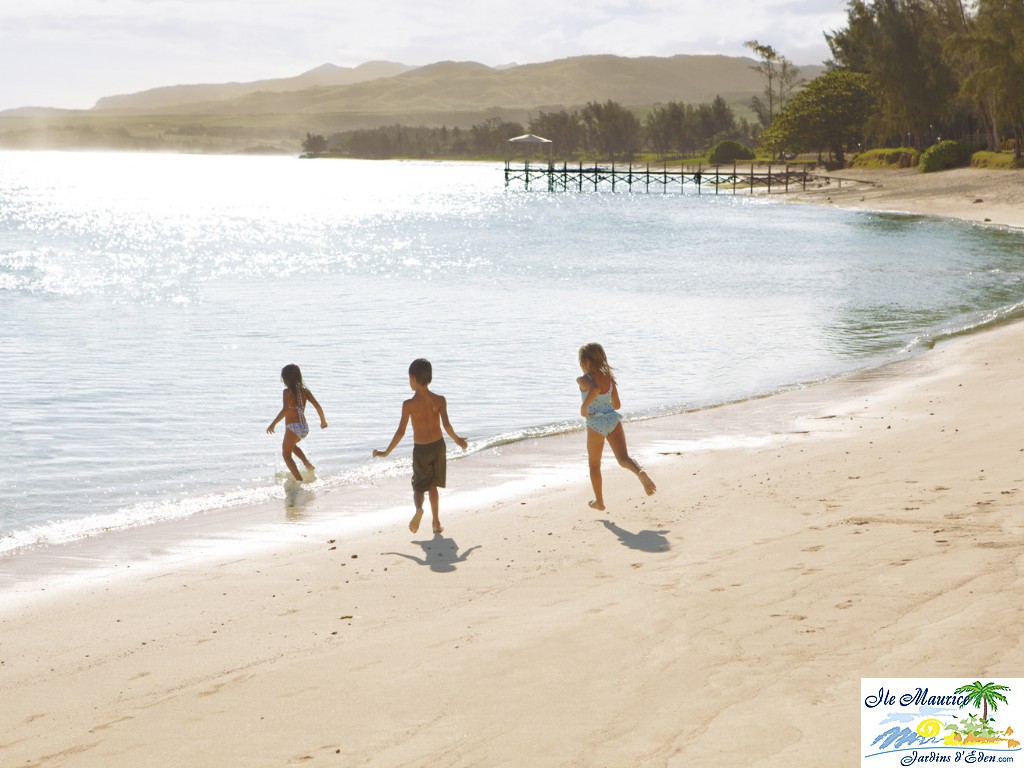 SHM_Beach_Kids on Shore_S_RGB
