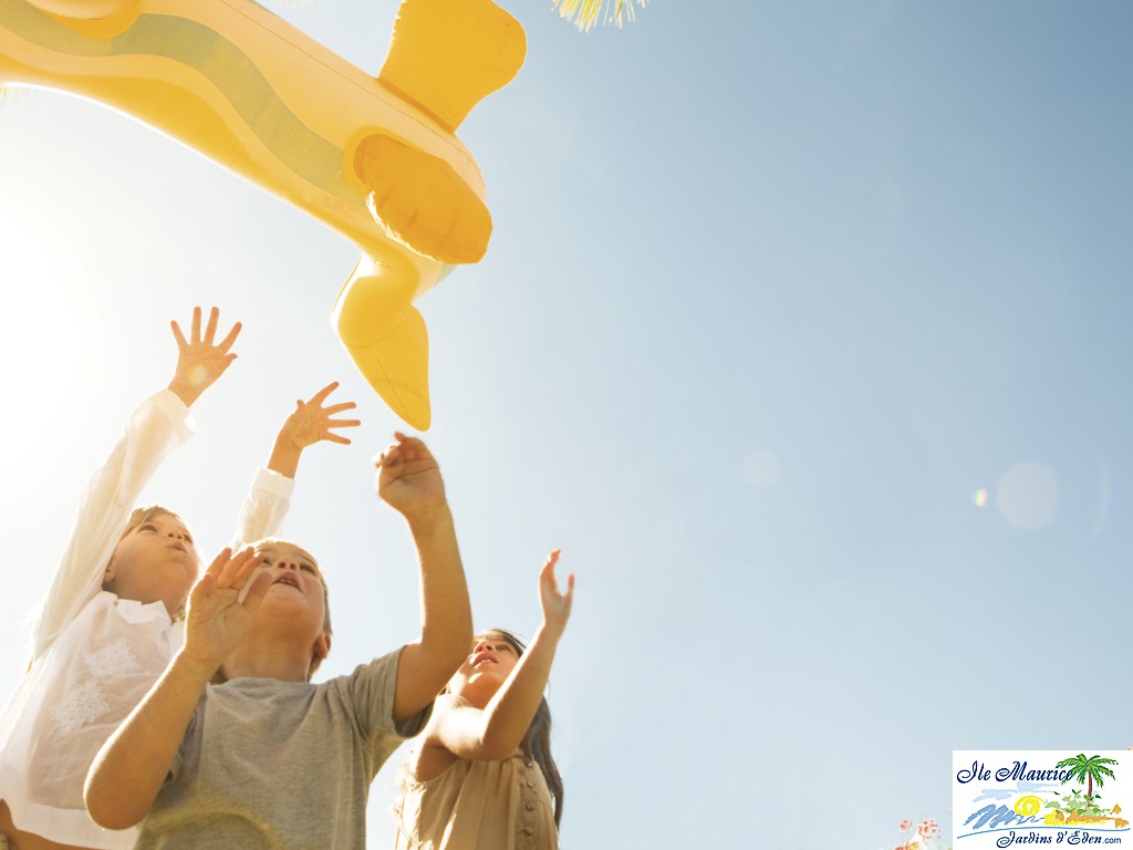 SHM_Kids Club_Children_Reach Inflatable_S_RGB