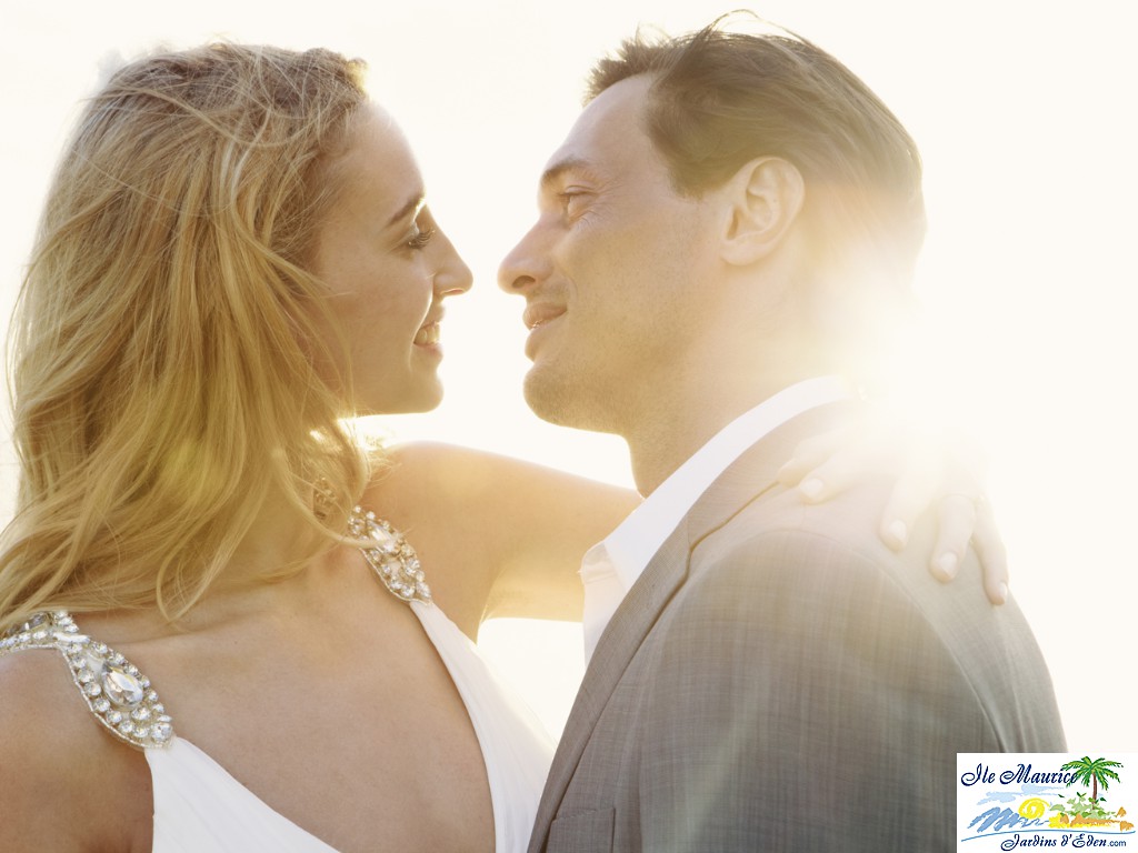 SHM_Wedding_Couple_Kiss_S_RGB