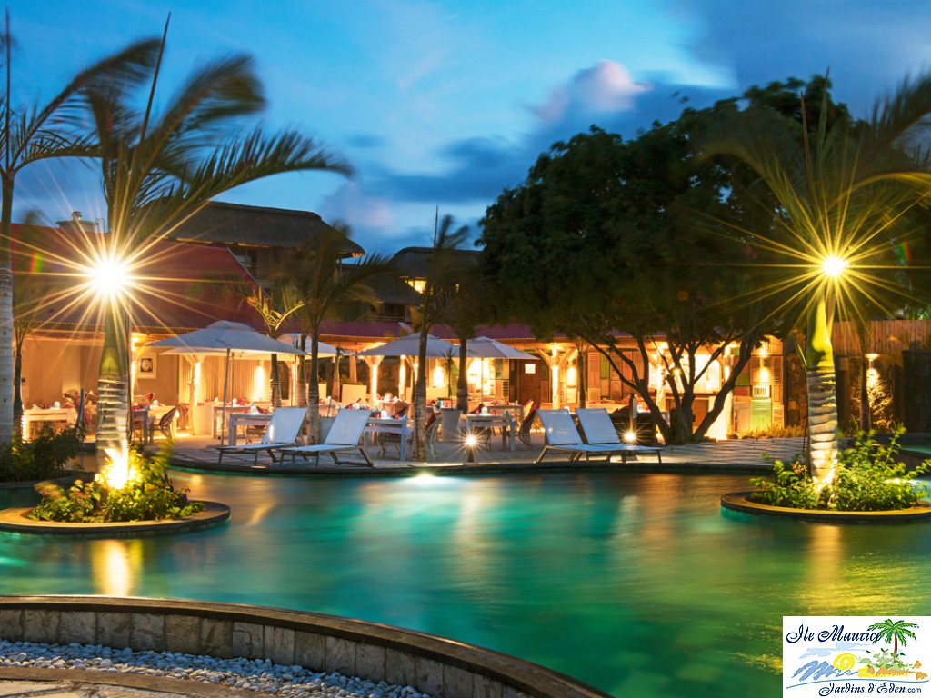 ZA_Lor Disab restaurant and swimming pool by night